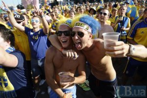 Шведские болельщики начали марш к стадиону