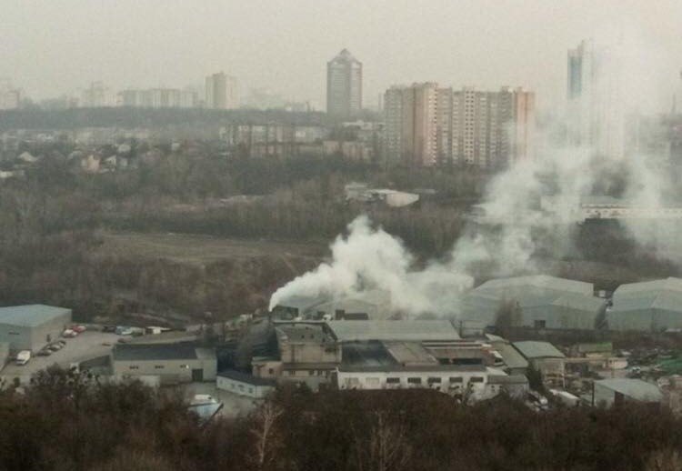 Дим здіймається над заводом «АДМ» 