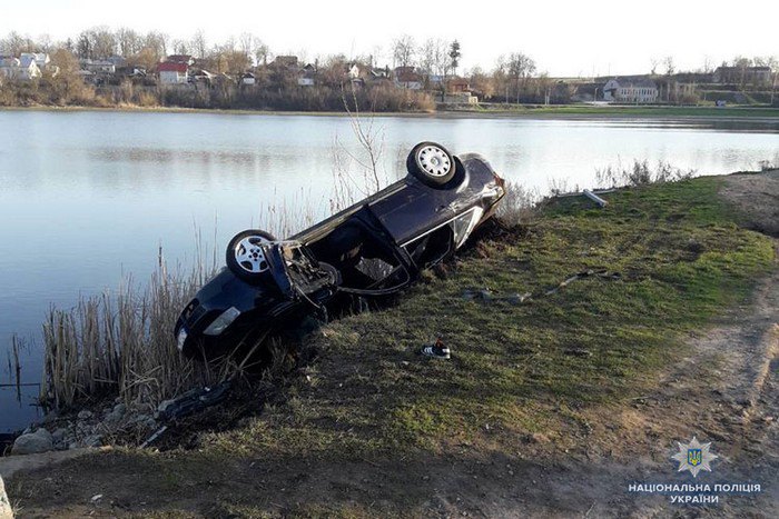 В Тернопольской области автомобиль упал в пруд, погибли три человека 5