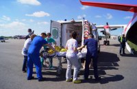Самолет спасателей транспортировал из Запорожья в Киев 3-летнюю девочку