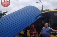 В Киеве автобус снес остановку