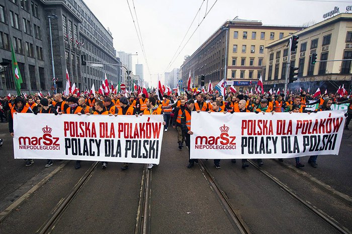 В 2015 во время марша ко Дню независимости Польши участники несли плакаты со слоганами: 'Польша для поляков.
Поляки для Польши.'