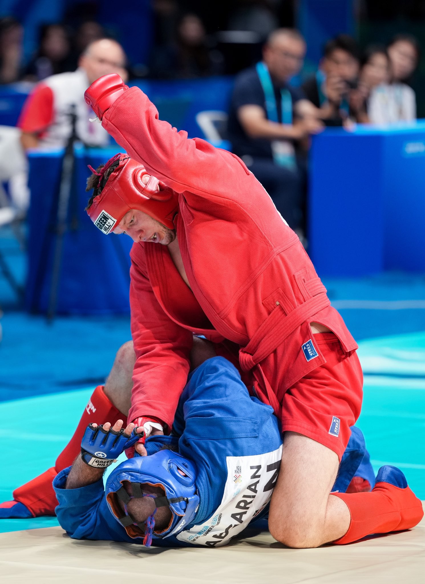 Українець Влад Руднєв добиває росіянина Ованеса Абгаряна