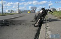 У Києві мотоцикл вилетів із дороги і загорівся