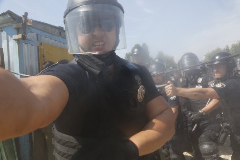 Полицейский применил слезоточивый газ против фотокорреспондента во время столкновения на стройплощадке в Киеве