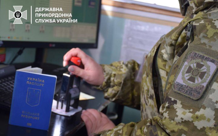 У ПП "Угринів" викрили чоловіка, який розлучився, прикинувся жінкою та прихопив у подорож колишню