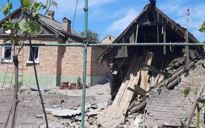 Протягом дня ворог бив по Нікопольському району, двоє чоловіків у лікарні