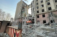 Спасательные работы после попадания ракеты оккупантов в здание Николаевской ОГА продолжаются