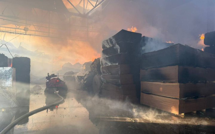 На Київщині через російську атаку горіло меблеве підприємство