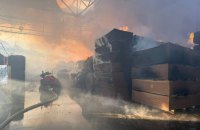 На Київщині через російську атаку горіло меблеве підприємство