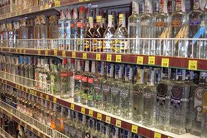 Раде предложили запретить продажу алкоголя в комплекте с другими товарами