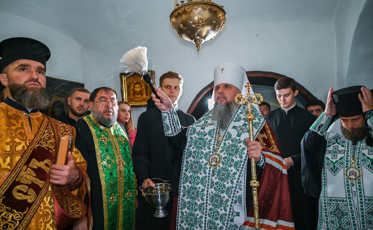 Митрополит Епіфаній&nbsp;провів перше богослужіння в печерах Києво-Печерської лаври — церкві Преподобного
Феодосія Печерського. 23 липня 2025 року