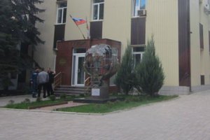 У Донецьку озброєні люди взяли під охорону будівлю ДСНС