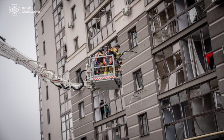 ​Ворожий дрон вдарив по спальному мікрорайону Сум, постраждали дві жінки (доповнено)