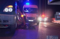 ​На Набережном шоссе в Киеве пьяная компания на грузовике сбила насмерть дорожного рабочего
