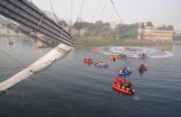В Індії унаслідок обвалення мосту загинули понад 130 людей