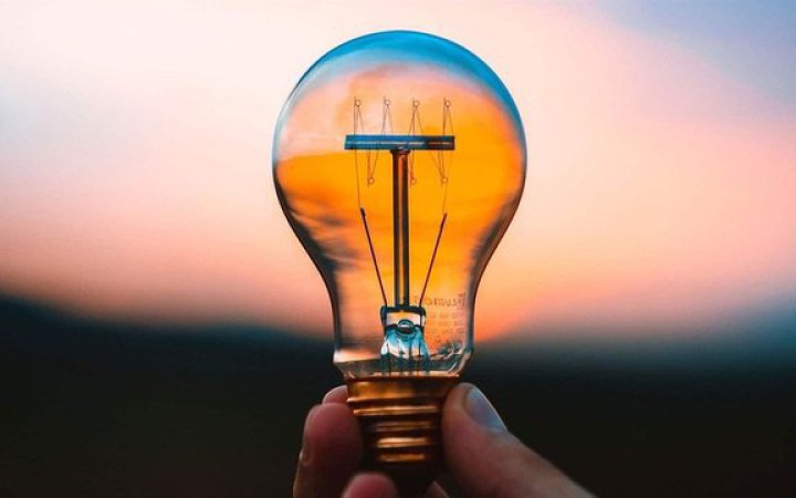 У більшості регіонів завтра діятимуть графіки відключень світла