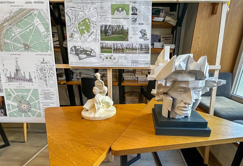 Третя премія і проєкт Ахтирського