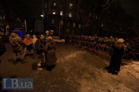 Митингующие убрали часть палаток из Мариинского парка в Киеве