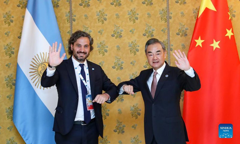 Міністр закордонних справ Китаю Ван І зустрічається з міністром закордонних справ Аргентини Сантьяго Каф’єро в Римі.