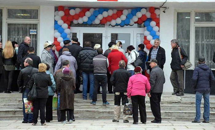 Утром в Севастополе выстраивались очереди к избирательным участкам.