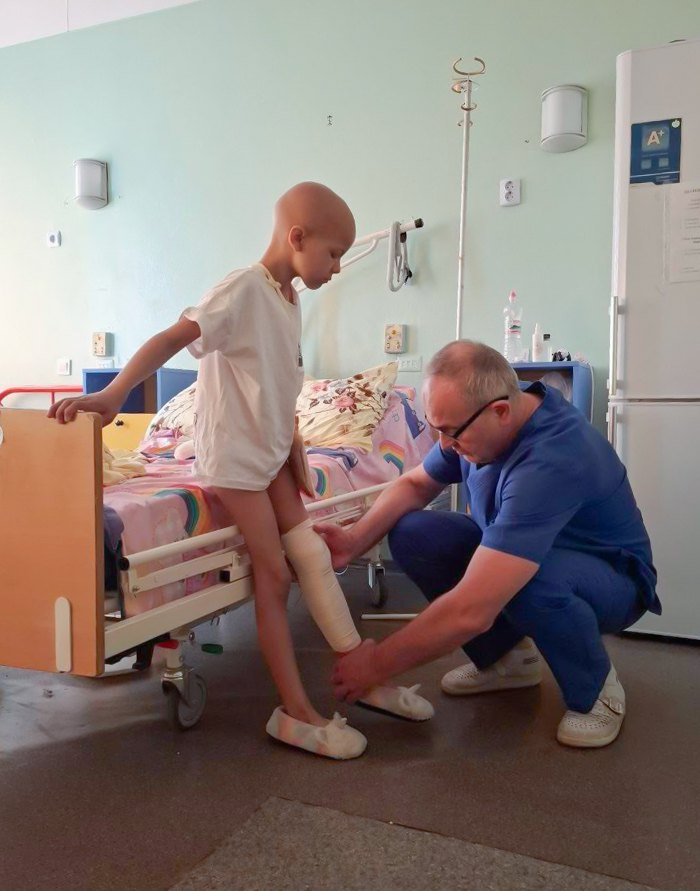 Маленька пацієнтка Настя проходить лікування саркоми Юїнга в Київському міському клінічному онкологічному центрі.