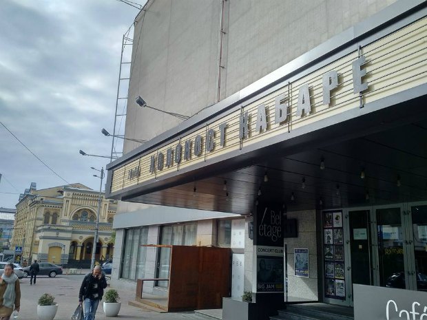Место премьеры было выбрано неслучайно - в 50 метрах от центральной синагоги в Киеве (на заднем фоне слева)