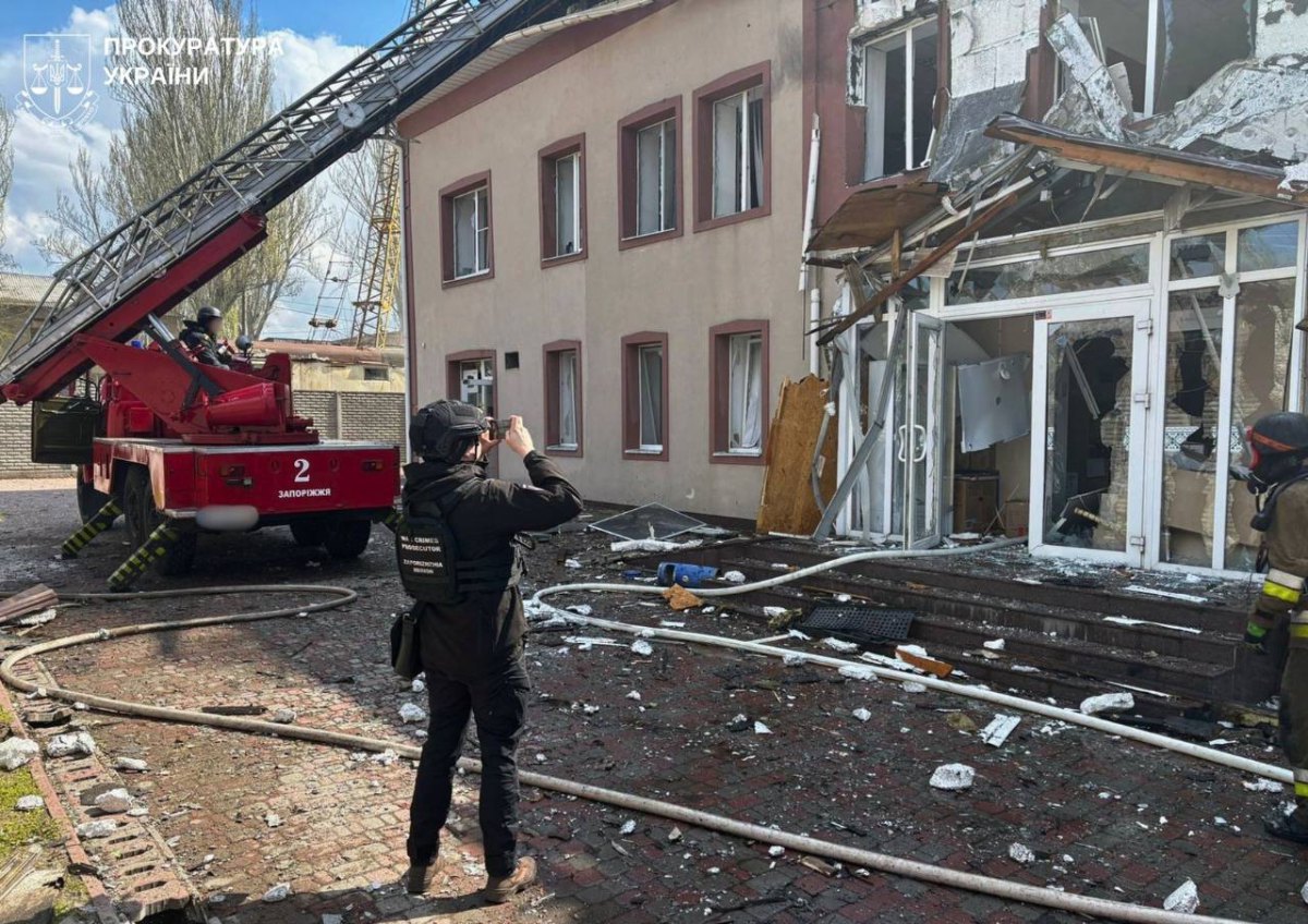 Наслідки російської атаки у Запоріжжі