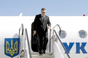 Янукович вилетів на саміт НАТО