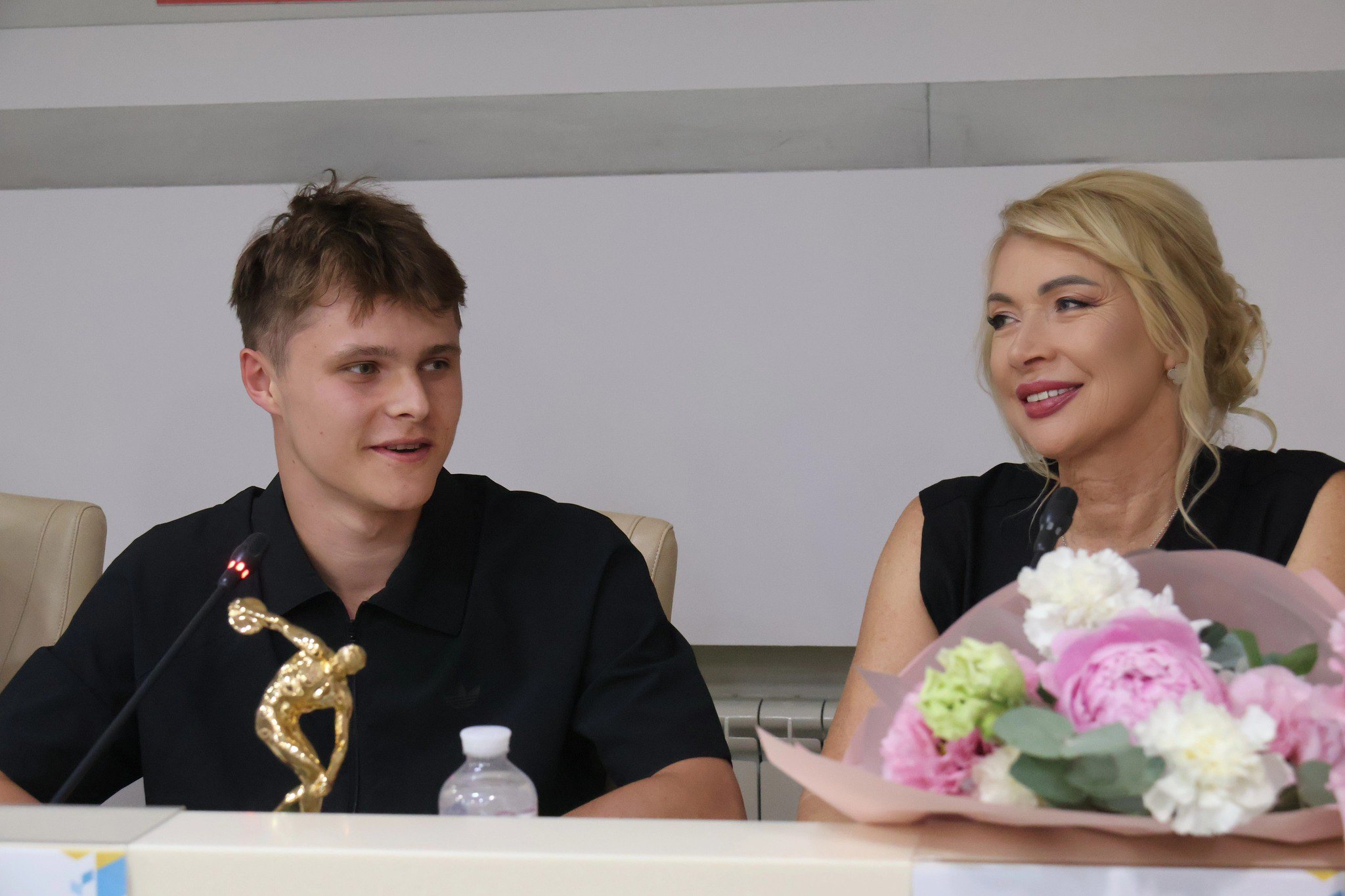 Олексій Середа й Тамара Токмачова під час нагородження