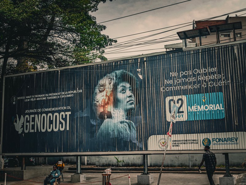 Бігборд у Кіншасі з нагадуванням про генокост.