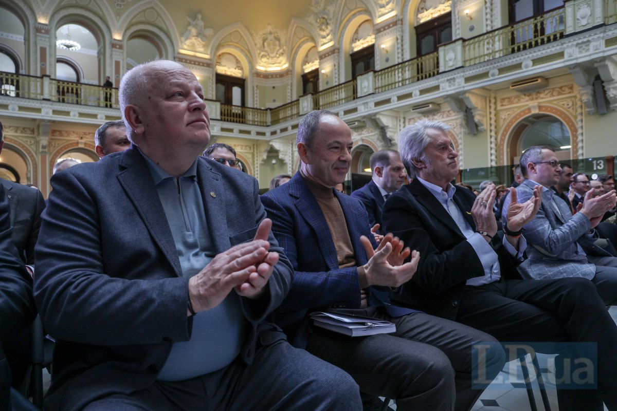 Зліва-направо: Степан Кубів (Голова НБУ 24 лютого - 19 червня 2014), Сергій Тігіпко (Голова НБУ з грудня 2002 по листопад 2004 року) Віктор Ющенко (Голова НБУ у 1993–2000 рр)