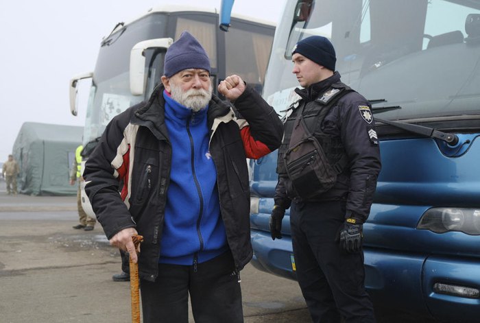 Удерживаемое лицо, которое Украина отдает боевикам, перед обменом 