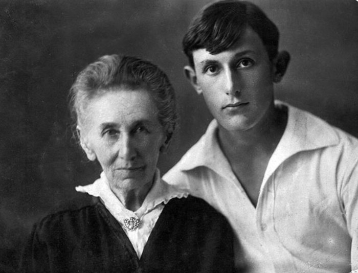 Віктор Некрасов з бабусею 