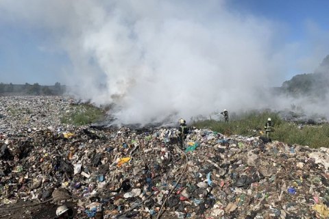 У Демидові під Києвом загасили сміття на території сортувального заводу