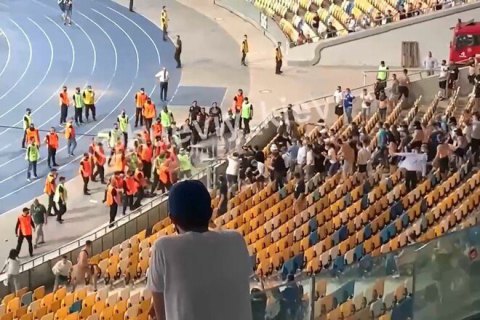 На матче УПЛ "Динамо" - "Верес" произошла драка между стюардами и фанами "Динамо"