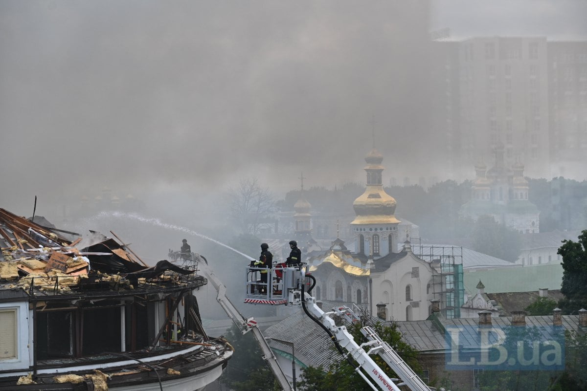 Рятувальники ліквідовують пожежі на даху Успенського собору Києво-Печерської Лаври 
