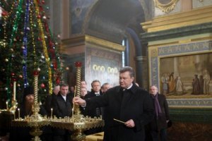 Янукович и Азаров посетили рождественское богослужение в Лавре