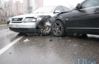 ​В Киеве на скользкой дороге Mercedes на "встречке" протаранил Audi