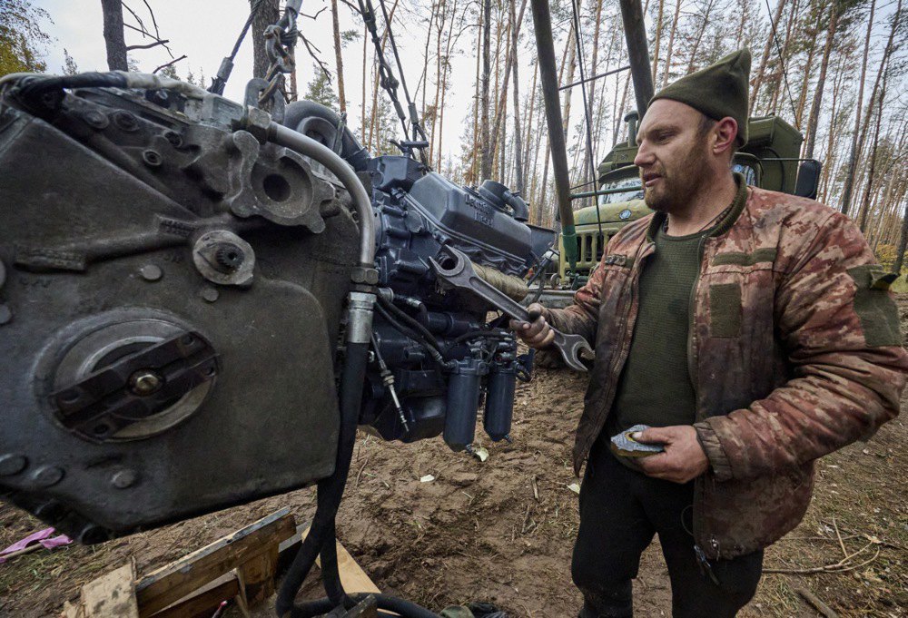 Військовослужбовець ремонтує військову техніку на мобільному пункті спецпідрозділу 57-ї бригади поблизу лінії
фронту в Харківській області, 20 жовтня 2025 року.