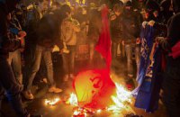 Националисты сожгли флаги ПР и КПУ в центре Киева