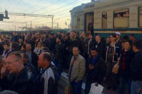 Пассажиры, которые не поместились в электричку, заблокировали движение поездов под Львовом