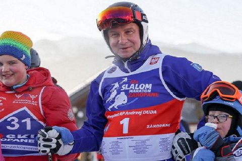 Президента Польши раскритиковали за участие в лыжном чемпионате во время карантина