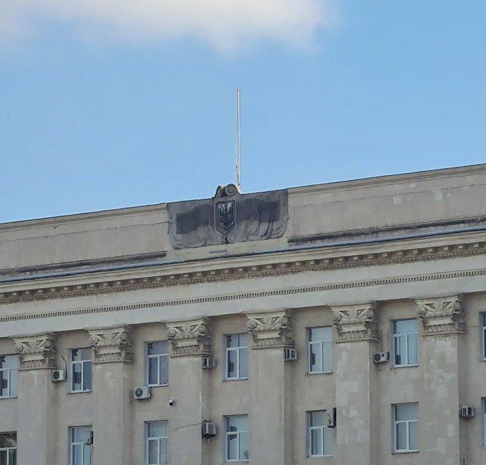 В Херсоне российские оккупанты сняли украинский флаг со здания областной государственной администрации.