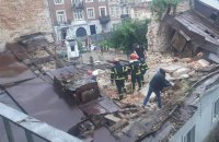 В центре Львова обрушилась стена дома, под завалами обнаружено тело мужчины 