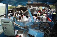 В Индии перевернулся автобус с 50 школьниками