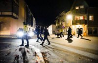 Поліція Норвегії попередньо назвала терактом напад чоловіка з луком і стрілами