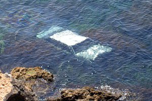 В Севастополе машина упала с обрыва в море