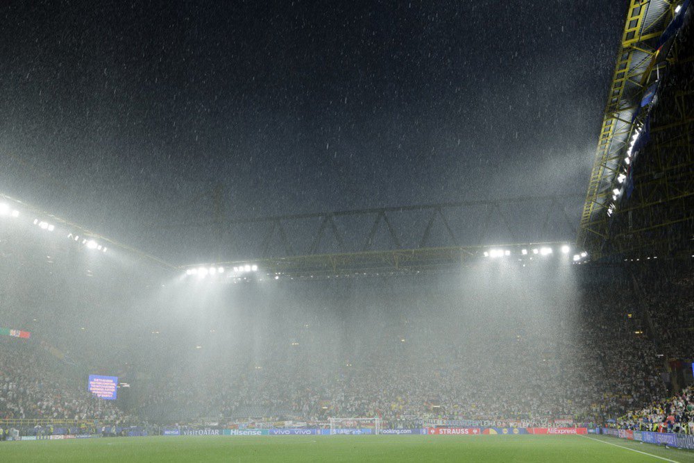 Cильна злива, внаслідок якої гра була перервана через несприятливі погодні умови під час матчу 1/8 фіналу Євро-2024 між Німеччиною та Данією, Дортмунд, Німеччина.