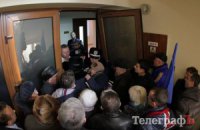 В Кременчуге сторонники Евромайдана выломали двери в фойе горсовета